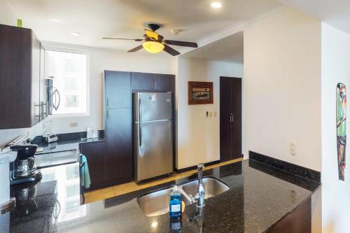 Una cocina o kitchenette en The Palms 501