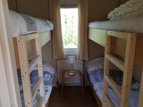 Двох'ярусне ліжко або двоярусні ліжка в номері vakantiehuis in zeeland