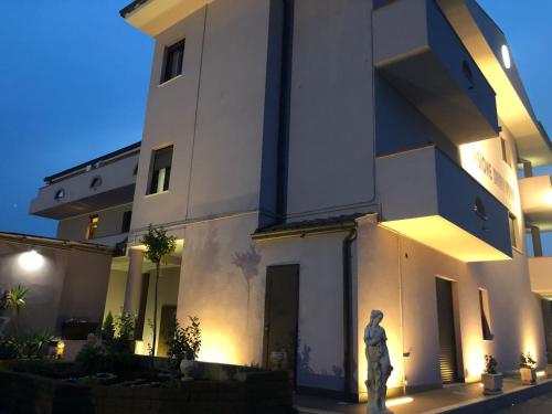 Bangunan di mana terletaknya rumah tamu ini