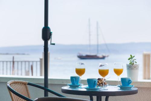 ドゥギ・ラットにあるSea La Vieの海の景色を望むテーブルの上にビール3杯