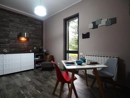 cocina con mesa y sillas en una habitación en Appartamento in villa en Caltanissetta