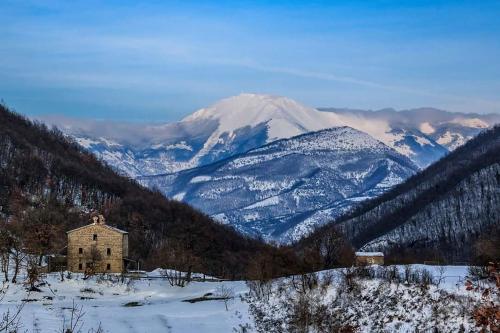a snowy landscape with a mountain range at Agriturismo Foglie in Gubbio