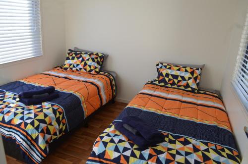 Postel nebo postele na pokoji v ubytování Wondai Accommodation Units And Villas