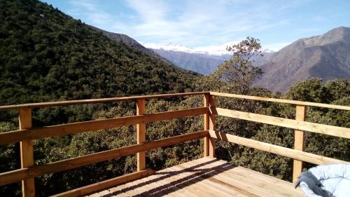 balcón de madera con vistas a las montañas en Cabaña en Canelo Cajón del Maipo, en San José de Maipo