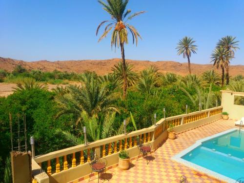 Una vista de la alberca en Kasbah Elmehdaoui o alrededores