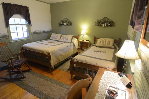 Cama ou camas em um quarto em Alamoosook Lakeside Inn Orland
