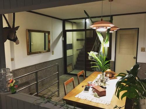 einen Esstisch in einem Haus mit einem Tisch in der Unterkunft TANA CASA 12 Large Sathorn 6BR Townhome with Parking in Bangkok