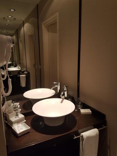 a bathroom with two sinks and a large mirror at Hotel Resort Posta De Juarez in Firmat
