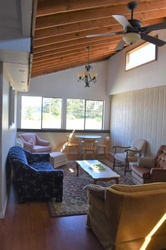 a living room with couches and a table at North Coast Trail Backpackers Ltd in Port Hardy