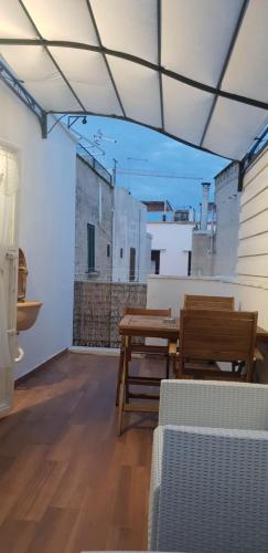 a room with a table and benches in a building at Il sogno di Ele in Polignano a Mare