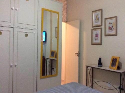 1 dormitorio con cama y espejo en la pared en Coração de Copacabana, en Río de Janeiro