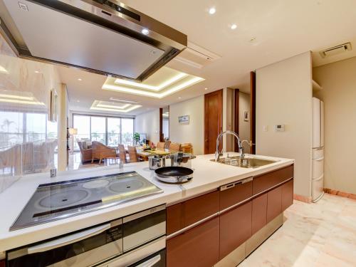 una cucina con lavandino e piano di lavoro di Ishigaki Resort Hotel a Isola di Ishigaki