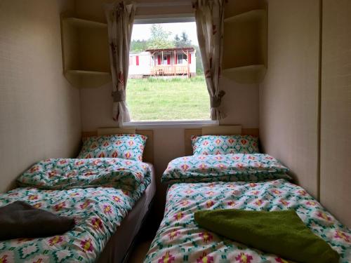 Een bed of bedden in een kamer bij Mobilheim Willerby Summer - Vyrovická přehrada