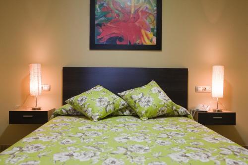 Un pat sau paturi într-o cameră la Hotel y Apartamentos Conilsol