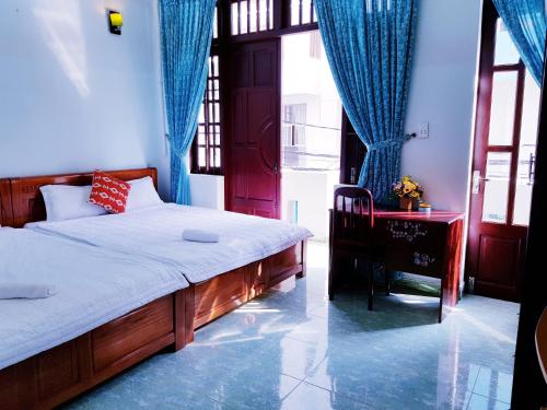 Giường trong phòng chung tại Minh Hien Hotel