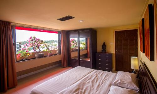 เตียงในห้องที่ Bougainvillea Terrace House