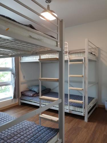 Våningssäng eller våningssängar i ett rum på For You Hostel