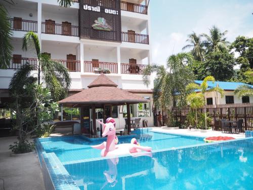 Piscina en o cerca de Pranee Amata