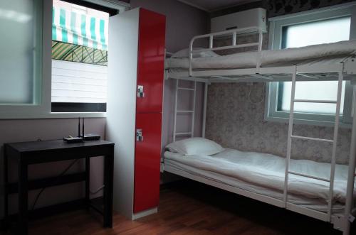Cama ou camas em um quarto em YaKorea Hostel Gangnam