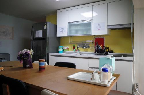 Η κουζίνα ή μικρή κουζίνα στο YaKorea Hostel Gangnam