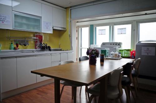 Een keuken of kitchenette bij YaKorea Hostel Gangnam