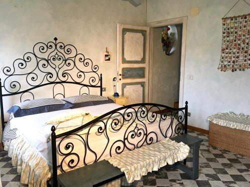 1 dormitorio con cama negra grande y banco en La Casa Di Giorgia, en Portovenere