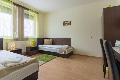 Un pat sau paturi într-o cameră la Tölgyfa Vendégház