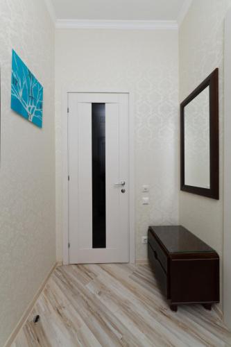 a room with a black ottoman and a door at Апартаменты на Бассейной in Kyiv