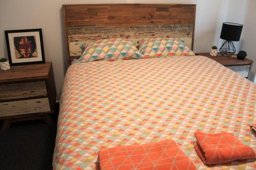 Ein Bett oder Betten in einem Zimmer der Unterkunft Mignon Cottage 9 Noongah Terrace