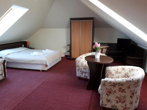 Un dormitorio con una cama, una mesa y una silla. en Villa Mirage, en Łeba