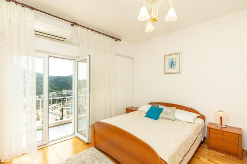 1 dormitorio con cama y ventana grande en Villa Misita, en Dubrovnik