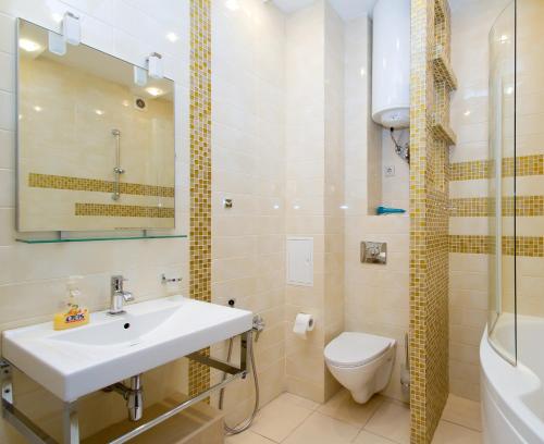 een badkamer met een wastafel en een toilet bij Апартаменты на Бассейной in Kiev