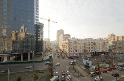 a busy city street with a lot of cars and buildings at Апартаменты на Бассейной in Kyiv