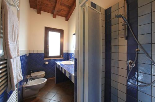 Vonios kambarys apgyvendinimo įstaigoje Casale Madeccia