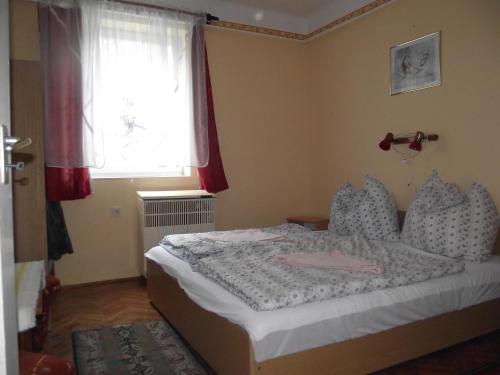キシュクンマイシャにあるERIKA Vendégházのベッドルーム1室(大型ベッド1台、窓付)