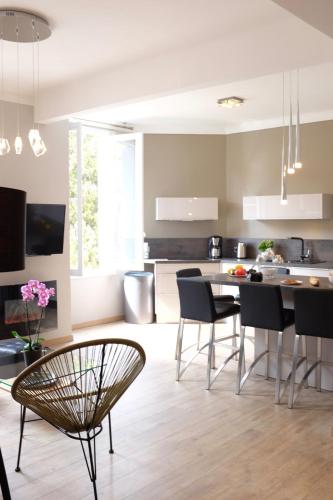 une cuisine et une salle à manger avec une table et des chaises dans l'établissement 70m2 Apartment - La Roseraie, à Cannes
