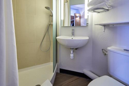 B&B HOTEL Villeneuve Loubet Plage في فيلنوف لوبيه: حمام مع حوض ودش ومرحاض
