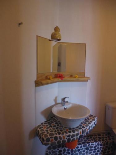 y baño con lavabo y espejo. en Casa De France en Porto Novo