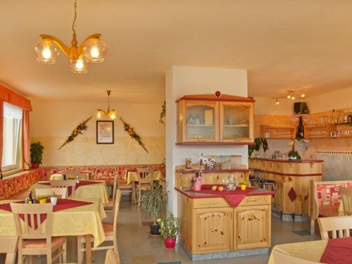 Pension Guggenbichler في سيبودن: مطعم فيه طاولات وكراسي في الغرفة