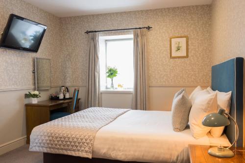 Ένα ή περισσότερα κρεβάτια σε δωμάτιο στο Best Western The Rose & Crown Hotel
