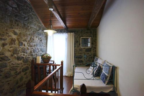 Cette chambre est dotée d'un escalier et d'un mur en pierre. dans l'établissement Casa da Roseira, à Nordeste