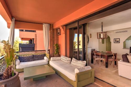 Sala de estar con 2 sofás y mesa en 2 Bed Apartment, L'Hivernage, The Bardot, Rooftop Pool en Marrakech
