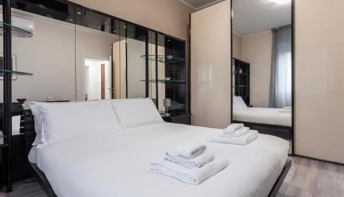 1 dormitorio con 1 cama blanca y 2 toallas en Italianway-Petrocchi 48 en Milán