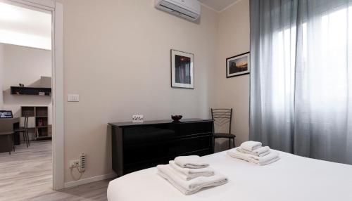 ein weißes Schlafzimmer mit 2 Betten und einem Spiegel in der Unterkunft Italianway-Petrocchi 48 in Mailand