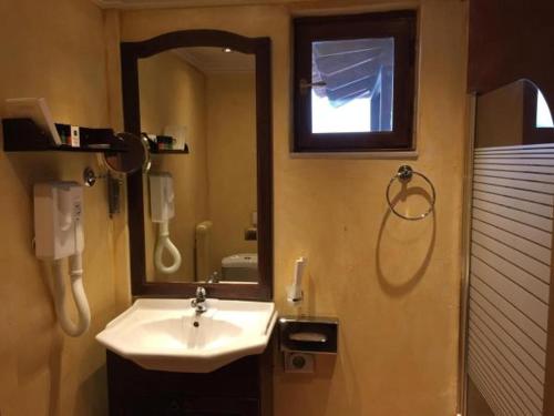 Ванная комната в Rocabella Hellinikon Country Hotel