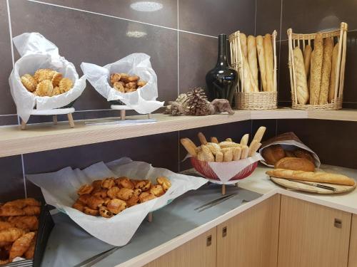 una mensola con vari tipi di pane e prodotti da forno di Radisson Blu Resort & Spa, Ajaccio Bay a Porticcio