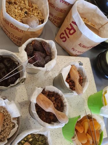 Un mucchio di sacchetti di cibo su un tavolo. di Radisson Blu Resort & Spa, Ajaccio Bay a Porticcio