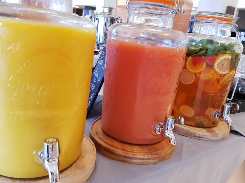 due barattoli di bevande appoggiati su un tavolo di Radisson Blu Resort & Spa, Ajaccio Bay a Porticcio