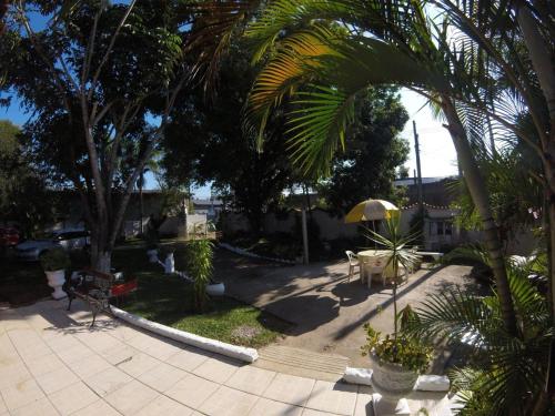 Taman di luar Pousada Doce Lar