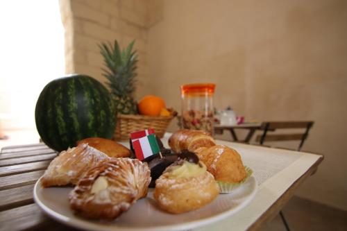 een bord met gebak op een tafel met een bord met eten bij Corte Manzoni in Melendugno